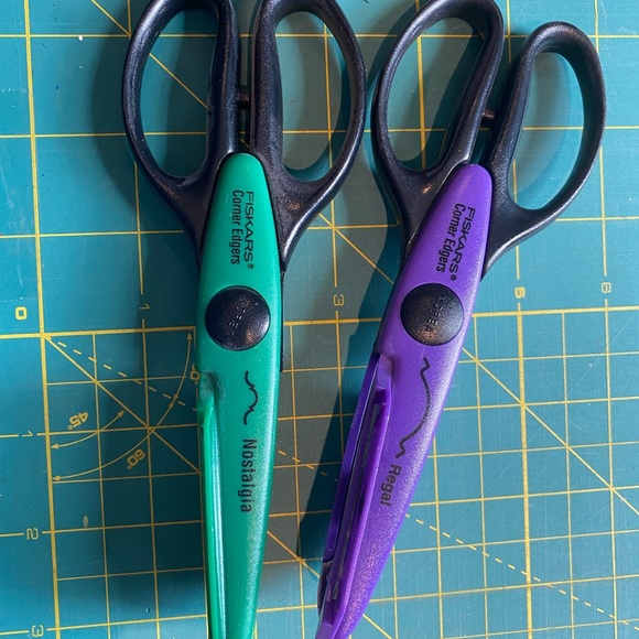Set of Fiskars Paper Edge Scrapbooking Scissors - Picture 4 of 9